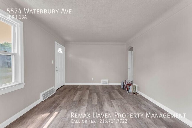 Foto del edificio - 5574 Waterbury, Maple Heights-  Stunning 3...