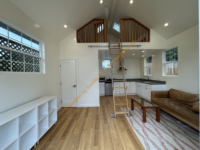 Building Photo - CHARMING 2 BEDROOM /1 BATHROOM HOME W/LOTS...