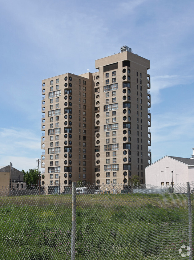 Primary Photo - Monument East Apartments