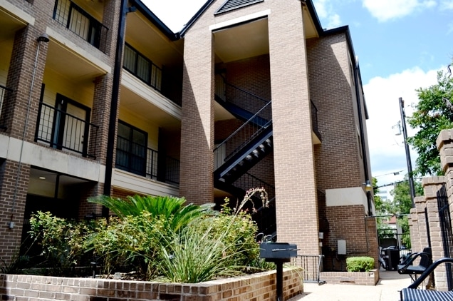 Building Photo - Twelve Oaks Condominiums