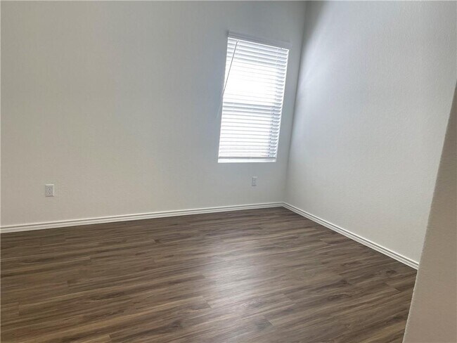 Building Photo - 909 Bluewood Bend