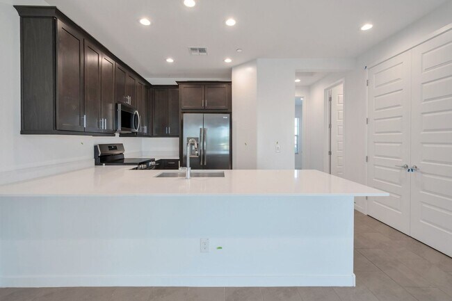 Foto del edificio - Like Brand New Luxurious Modern 3 Bedroom ...