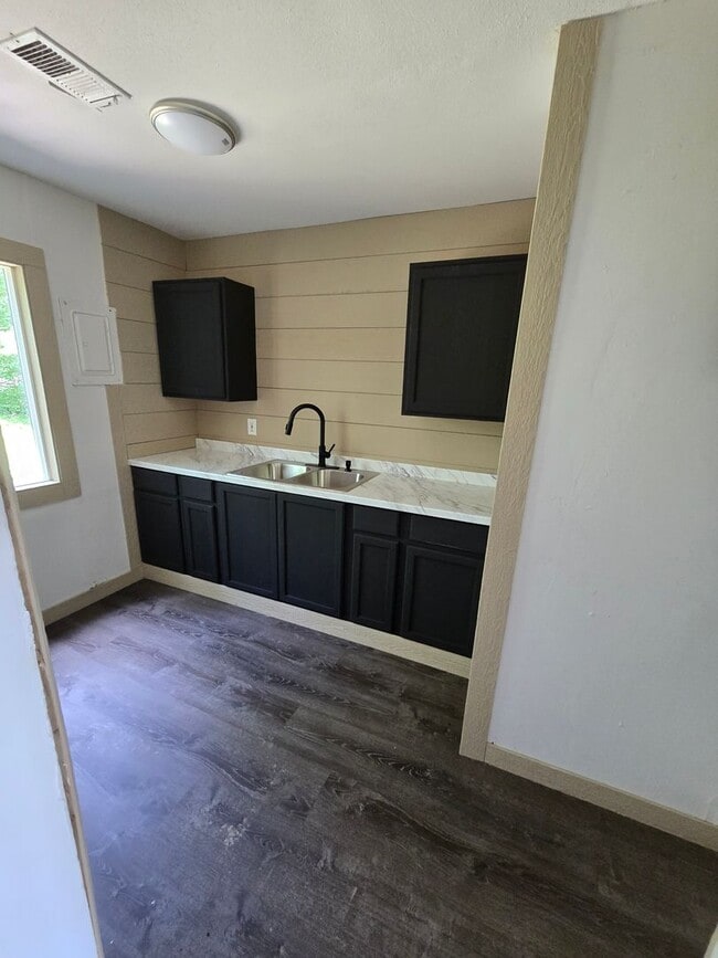 Building Photo - 2 bed 1 bath house!