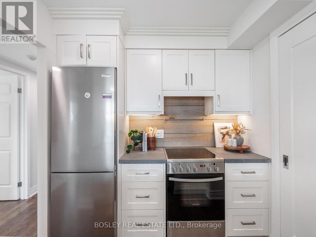 Building Photo - 409-421 Bloor St E