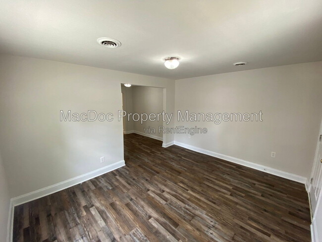 Building Photo - 806 Weedon St