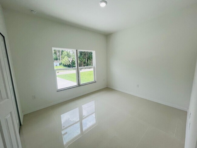 Foto del edificio - BRAND NEW TWO BED-TWO BATH-SW LEHIGH ACRES