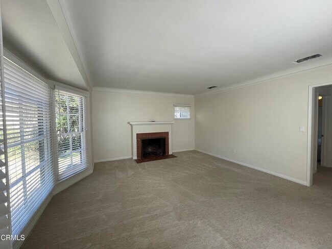 Building Photo - 240 W Live Oak St