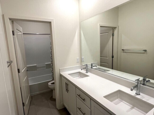 Foto del edificio - Spacious 4-Bedroom Home in Prime Tracy Loc...