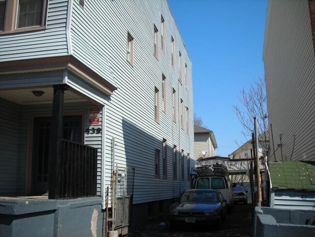 Building Photo - 439-441 Hawthorne Ave