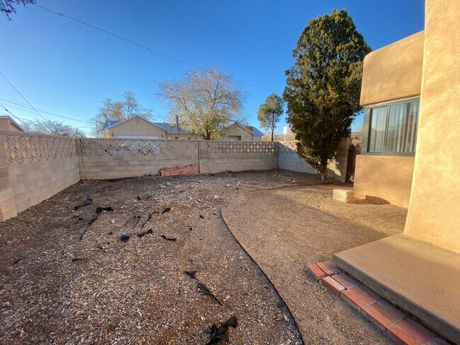 Building Photo - 3 Bed 2 Bath