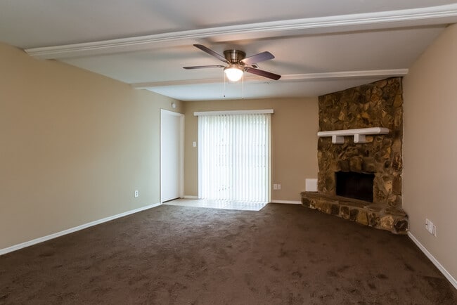 Foto del edificio - 3327 Sycamore Springs Dr