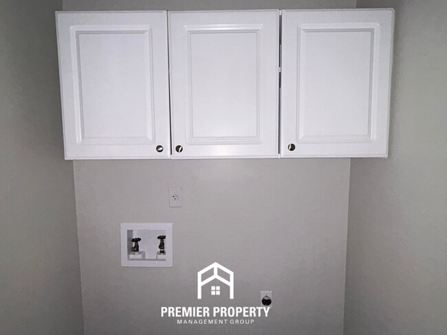 Foto del edificio - Spacious 3BR Memphis Home | Vaulted Ceilings, Fireplace, 2-Car Garage & Fenced Yard