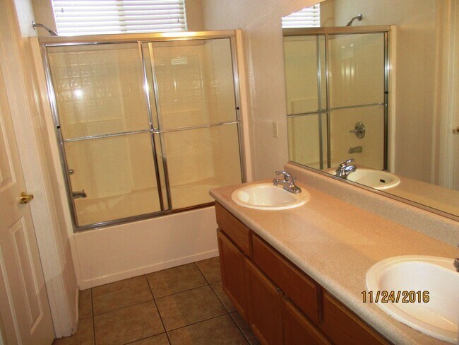 Foto del edificio - Henderson 3 Bedroom Townhouse!