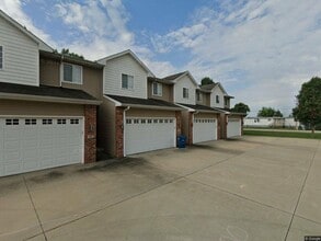 Building Photo - 100-114 Wintergreen Dr