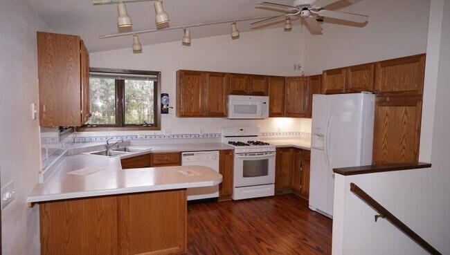 Foto del edificio - 6420 Lakeview Blvd