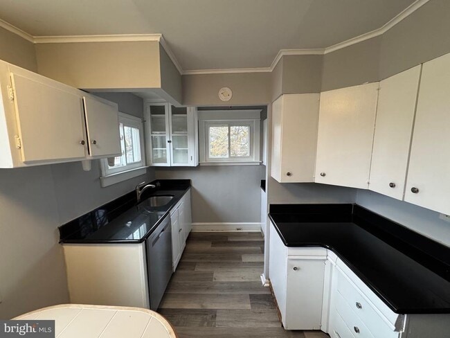 Building Photo - 365 E Springfield Rd