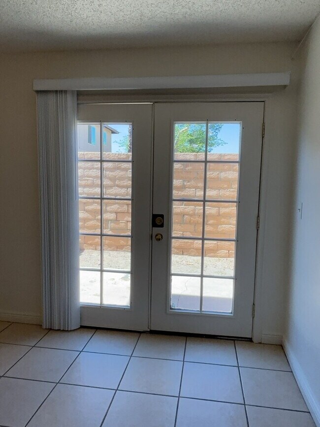 Building Photo - 2 Bedroom, 1 1/2 bathrooms property + Community with pool awaits!.