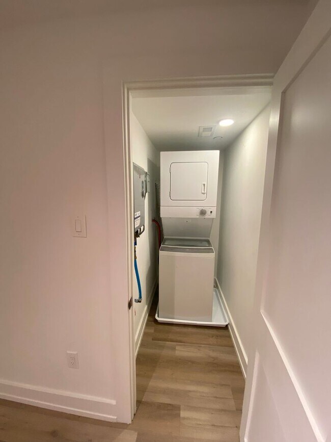 Building Photo - Modern Petworth 2-Bed/Bath with Outdoor Sp...