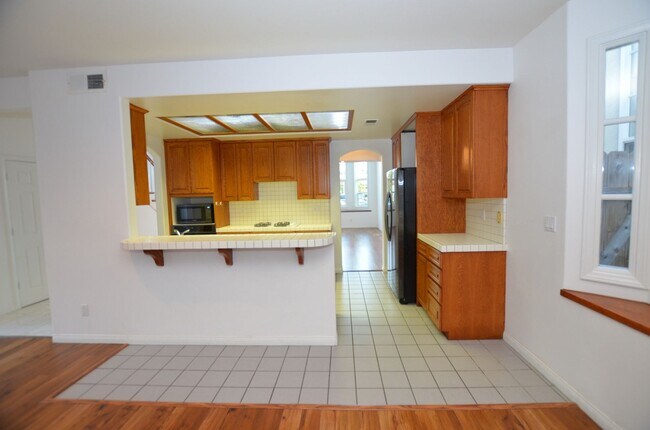 Building Photo - 3 Bedroom + Den, 2.5 Baths