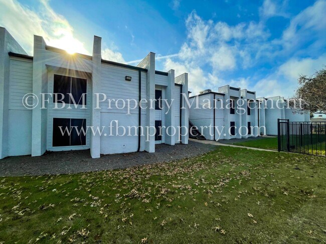 Building Photo - 2401 Yorkstown Dr