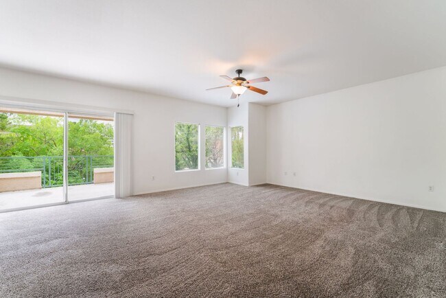Foto del edificio - Beautiful, upgraded 2 story townhouse unit...