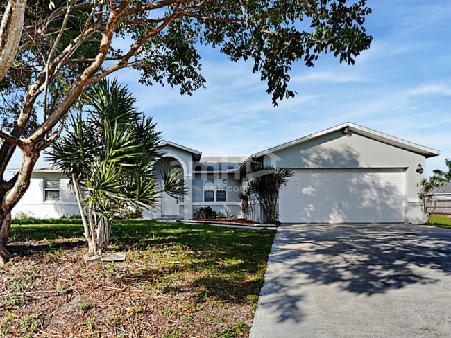 Building Photo - 332 SW Hollyhock Ct