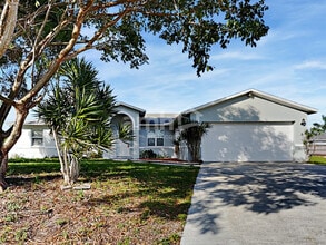 Building Photo - 332 SW Hollyhock Ct