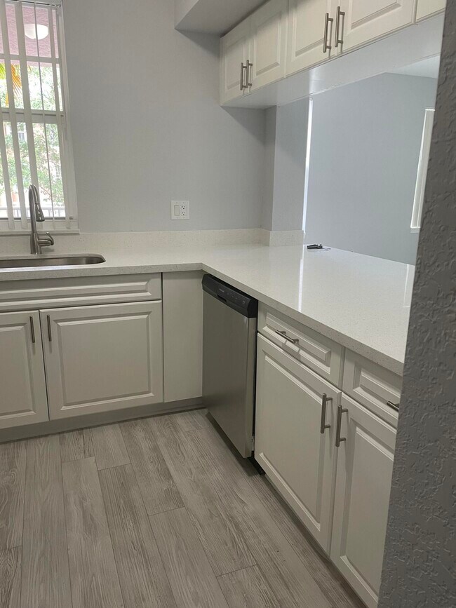 Foto del edificio - 6800 W Sample Rd