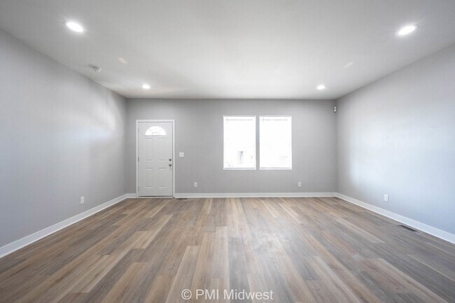 Foto del edificio - "Spacious 3-Bedroom Duplex with Granite Charm in Indianapolis – 1250 Sq Ft of Modern Living!"