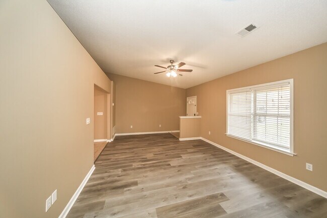 Building Photo - 3785 Woodland Dr