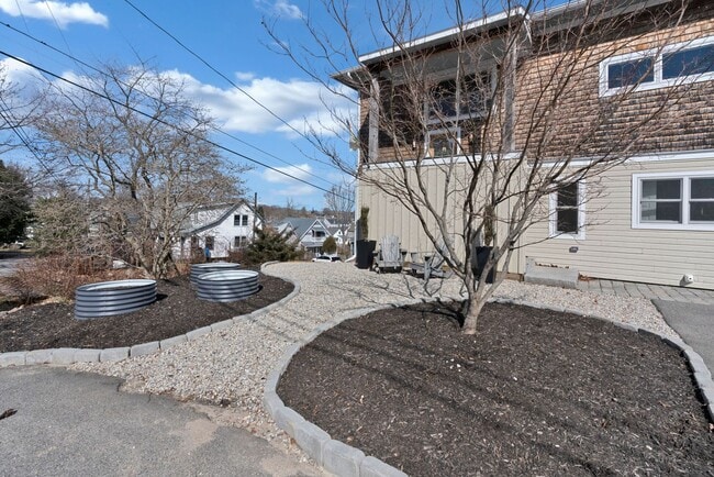 Building Photo - Stunning 4 Bed 2.5 Bath Steps from Willard...