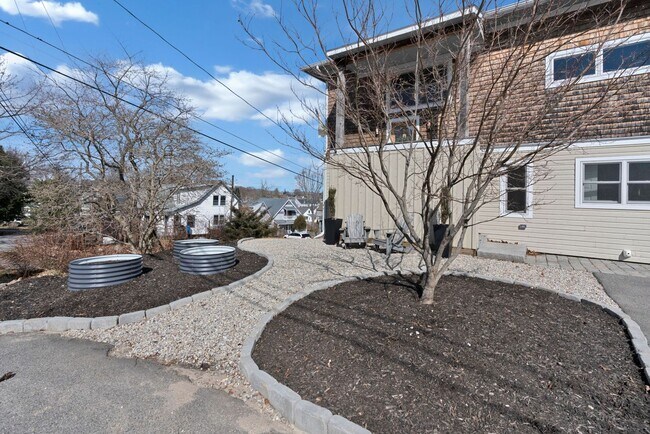 Foto del edificio - Stunning 4 Bed 2.5 Bath Steps from Willards Beach UNFURNISHED