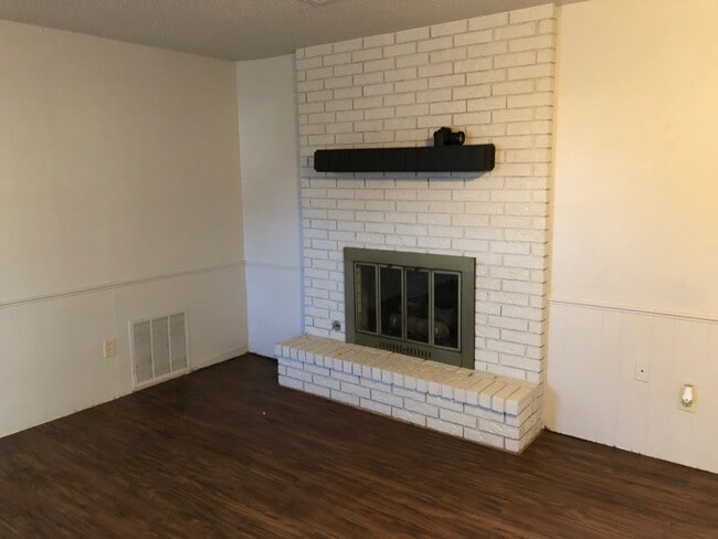 Building Photo - 2703 Del Casa Cir