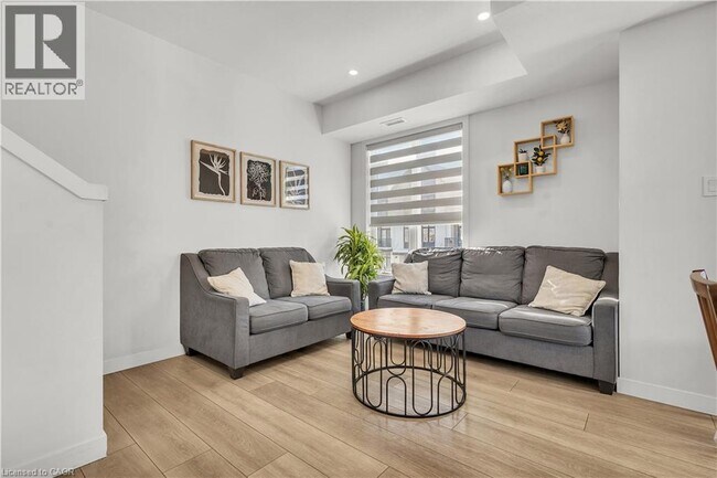 Photo du bâtiment - 405 Myers Rd