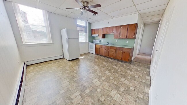Building Photo - 2nd floor Apartment
