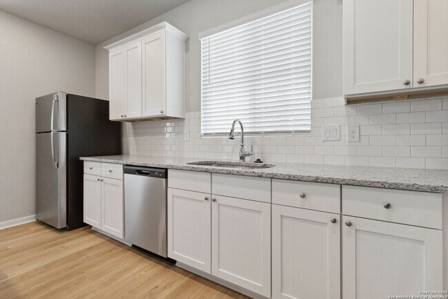 Foto del edificio - Brand New 3 Bd 3 Full Bath Townhouse Near ...