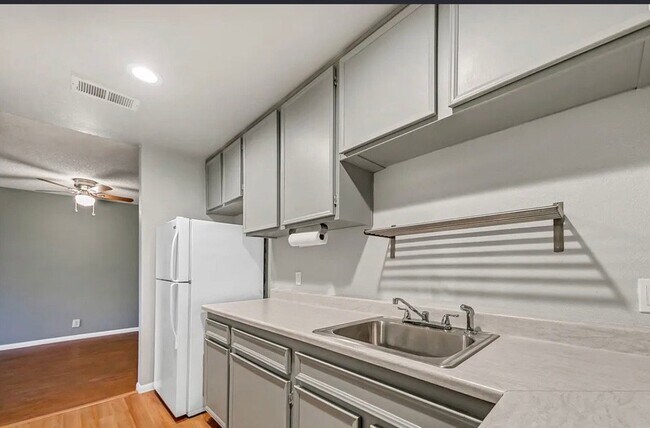 Foto del edificio - 550 N Villa Ct