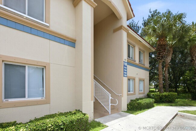 Foto del edificio - 1169 Golden Lakes Blvd