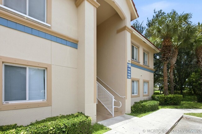 Building Photo - 1169 Golden Lakes Blvd