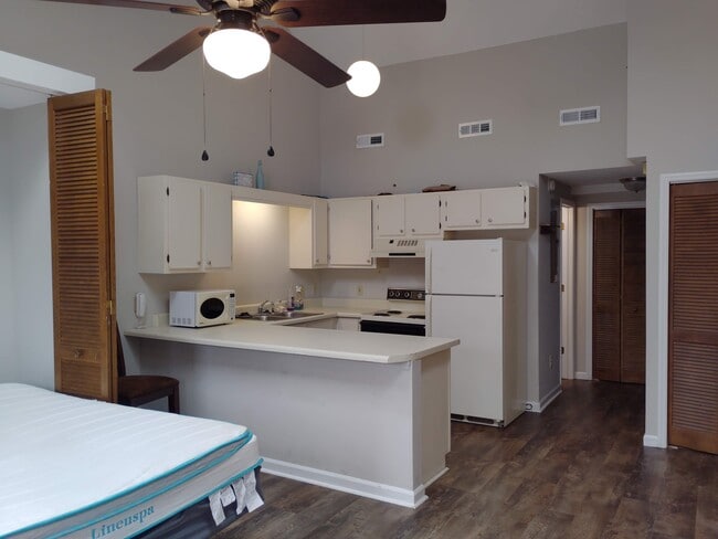 Building Photo - 510 Fairwood Lakes Dr