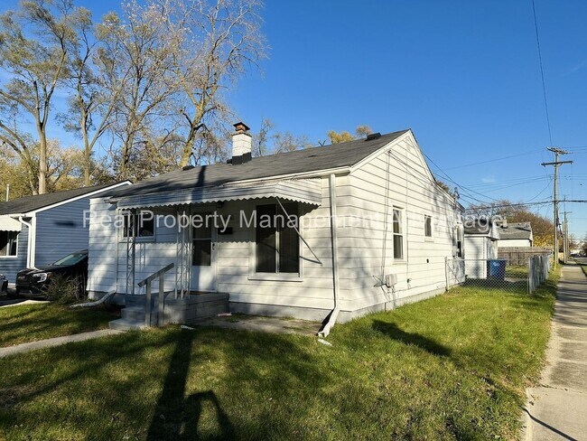 Building Photo - Everything on the First Floor. Expansive K...