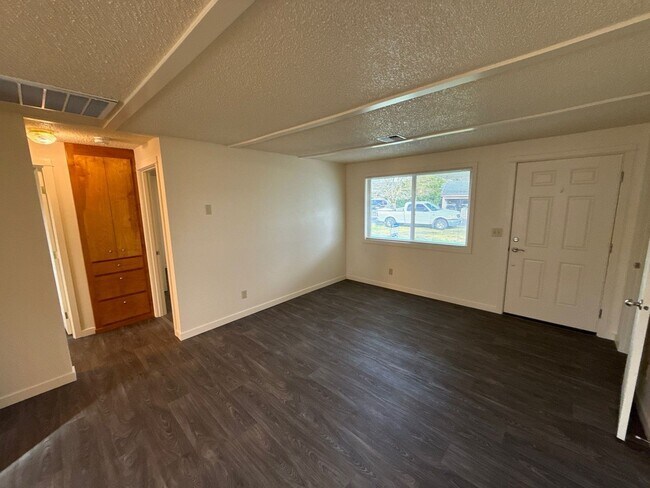 Foto del edificio - 411 E 3rd St