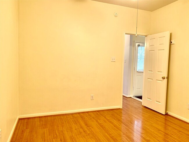 Foto del edificio - 1015 Tennyson Dr