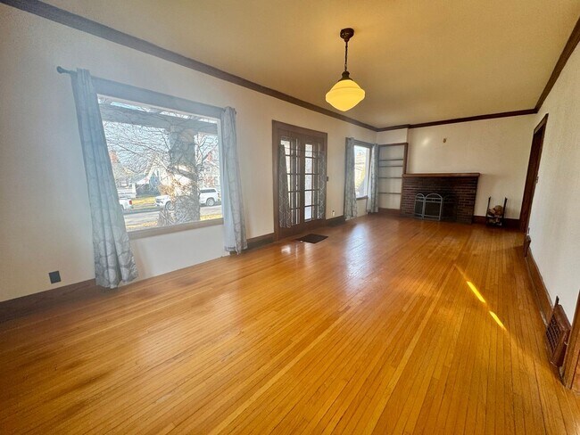Foto del edificio - **AVAILABLE NOW** Centrally located 3-bedroom 2-bath