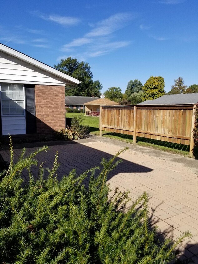 Building Photo - 112 Southglen Rd