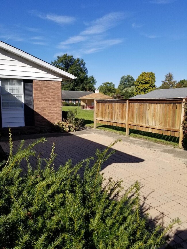 Building Photo - 112 Southglen Rd