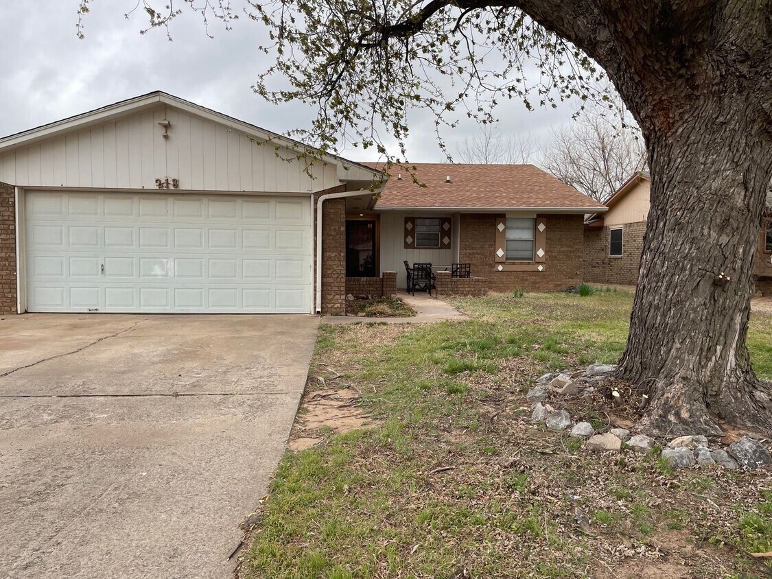 Foto principal - 218 S Rimrock Rd