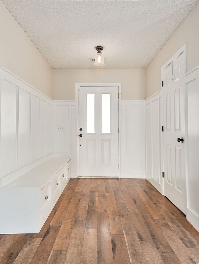 Foto del edificio - Spacious Home Near Downtown Summerville!