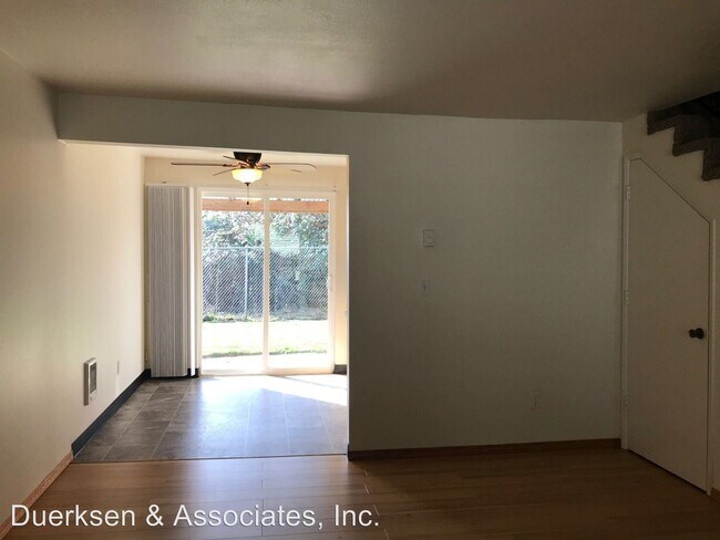 Foto del edificio - 136-140 NE Conifer Blvd