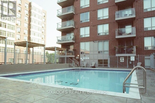 Building Photo - 1369-1369 Bloor St W